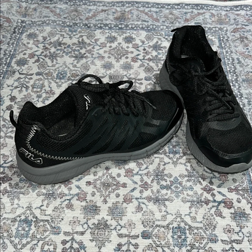 Fila Black and Gray Athletic Shoes Streamlined Design - Picture 1 of 1